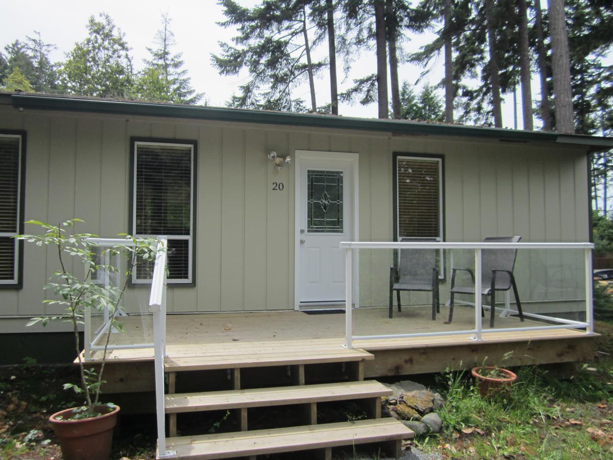 The Surf Lodge And Pub Gabriola Exterior photo