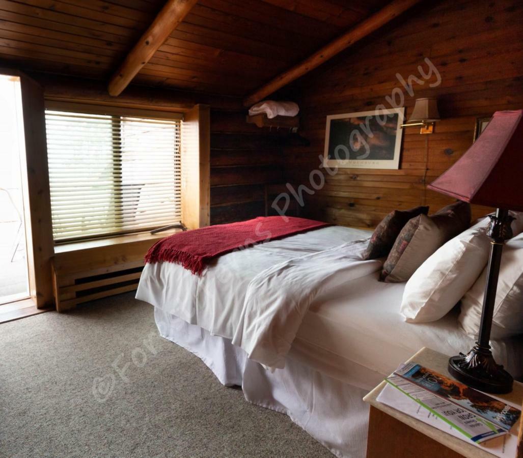 The Surf Lodge And Pub Gabriola Exterior photo