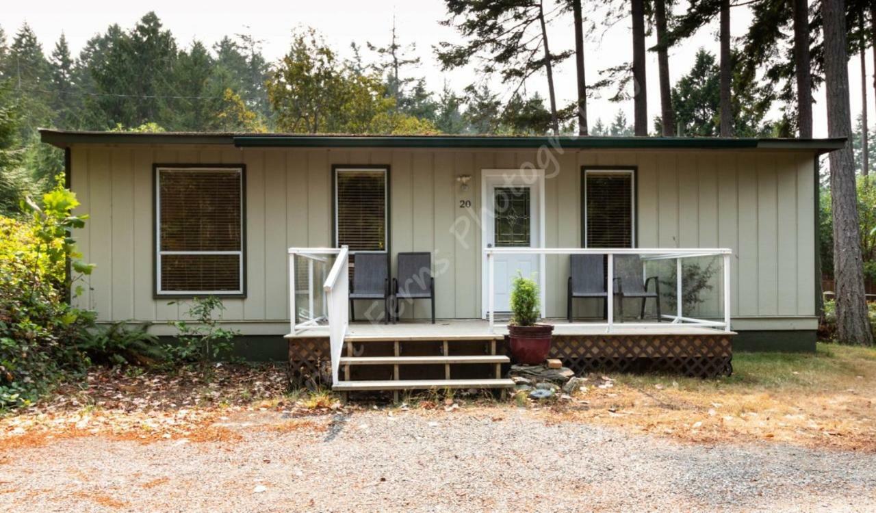 The Surf Lodge And Pub Gabriola Exterior photo
